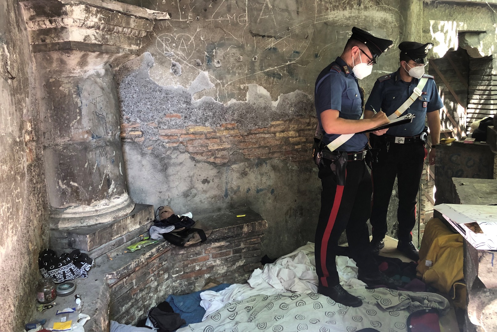 Roma. Bivacco allestito a ridosso del monumento sepolcrale di Quinto