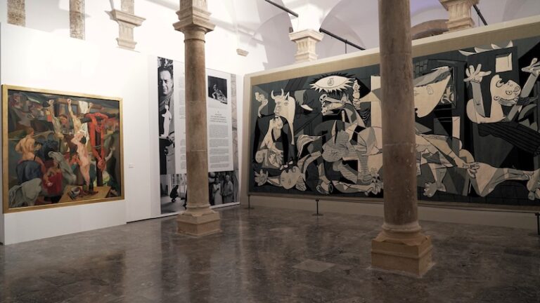 Allestimento sala II Crocifissione e arazzo Guernica